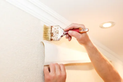 Pose de papier peint au Cabanial — revêtements muraux et toiles de verre